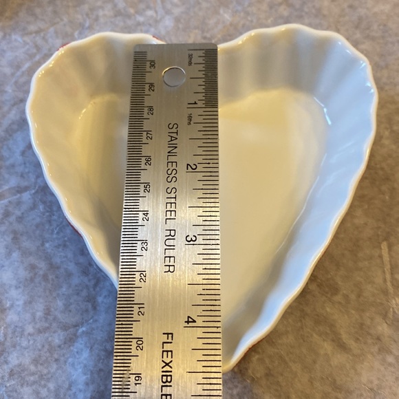 Pacific Island Creations Heart Shaped dishes set of 4. Red & White Striped. - Picture 4 of 8